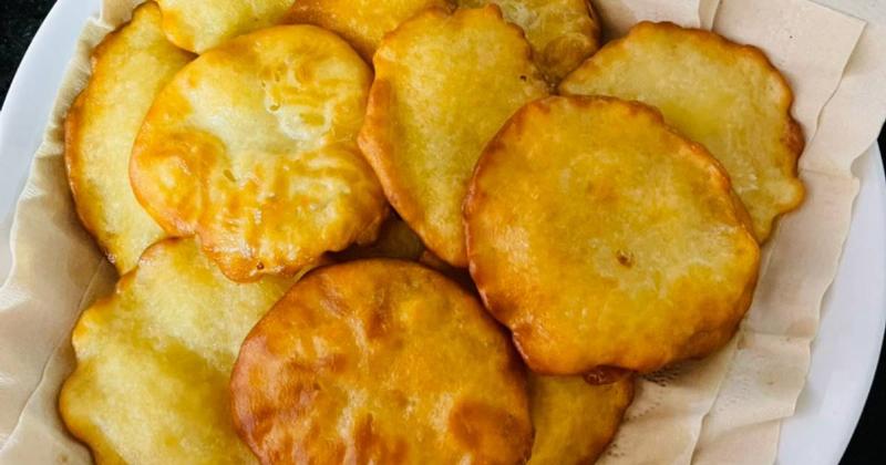 Mẹ và bé cùng nhau thưởng thức sữa chua TH True Milk một cách vui vẻ và bổ dưỡng